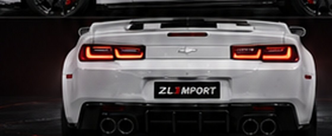 Camaro branco visto de traseira
